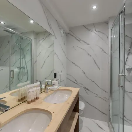Confortable Et Renove, Ce Grand Chalet Avec Jacuzzi * Courchevel